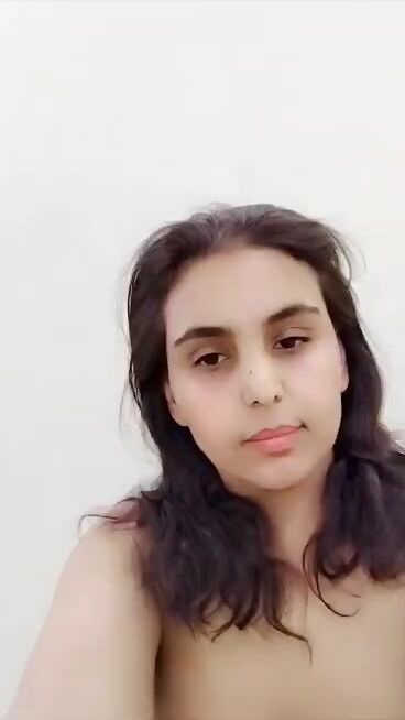 سعودية تستعرض جسمها